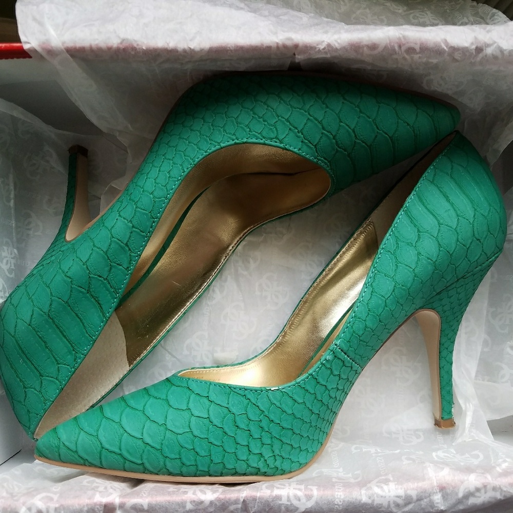 Guess Pumps